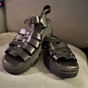 American Eagle Black Platform Chunky Fisherman Sandals 10